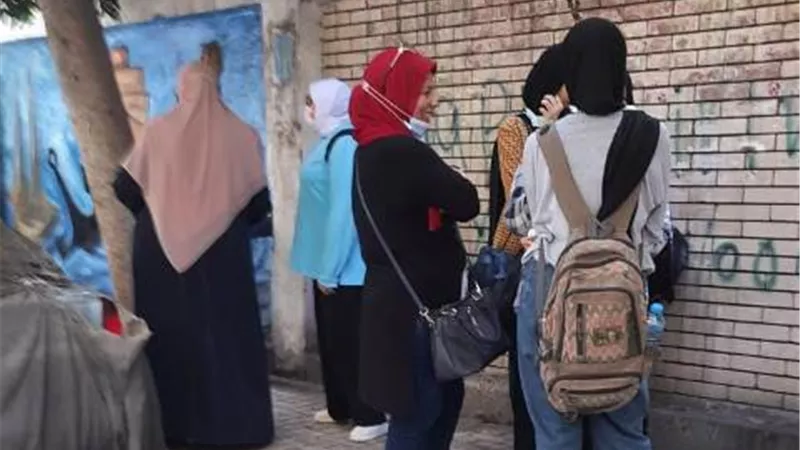 توافدطلاب الشعبه الأدبية على لجان الامتحانات فى الإسكندرية