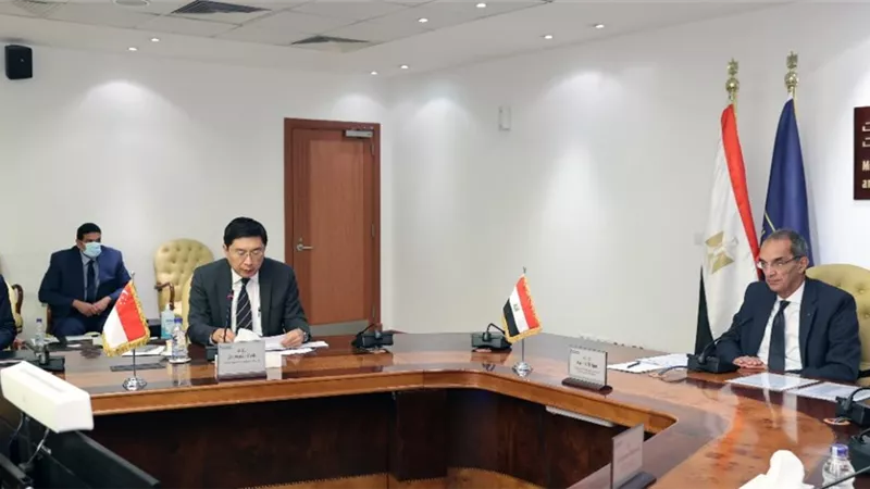 وزير الاتصالات يدعو نظيرته السنغافورية لزيارة مصر