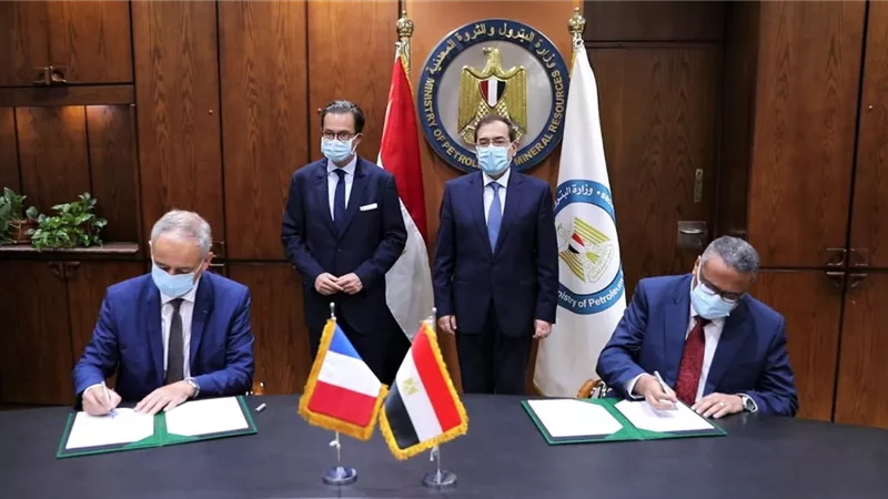 وزير البترول والسفير الفرنسى يشهدان توقيع اتفاقية مع شركة أكسنس