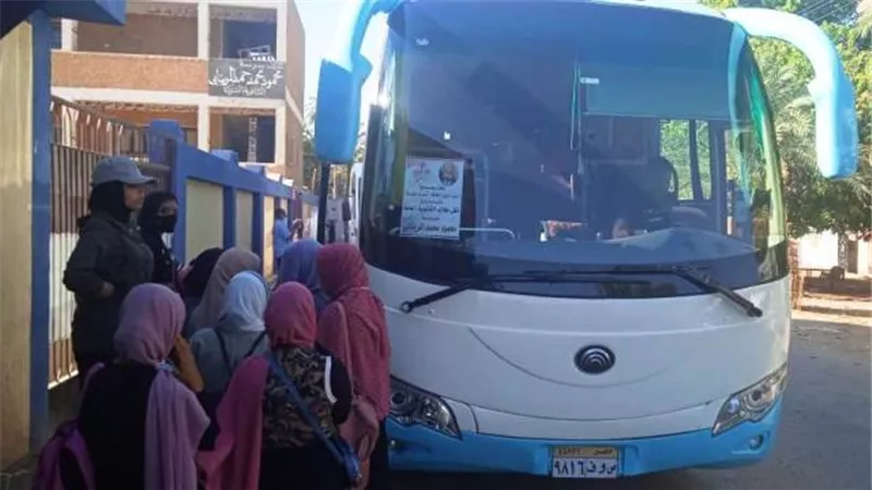 الإتوبيسات المكيفة تواصل نقل طلاب الثانوية العامة بأسوان للجان