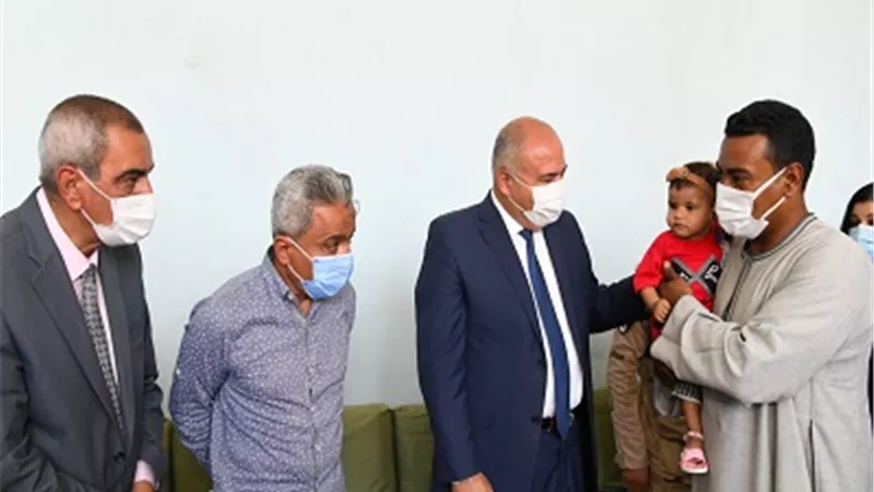 محافظ يطمئن على طفلتين خضتعا لعملية قلب مفتوح بقوص