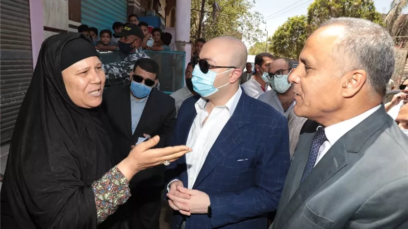 مسنه تدعو محافظ بنى سويف لشرب الشاى اثناء جوله بناصر