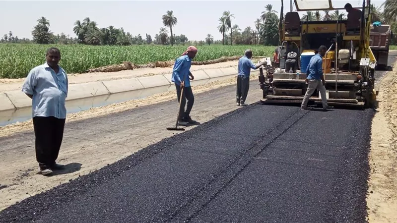 رصف طريق حاجر كومير بإسنا جنوب الأقصر