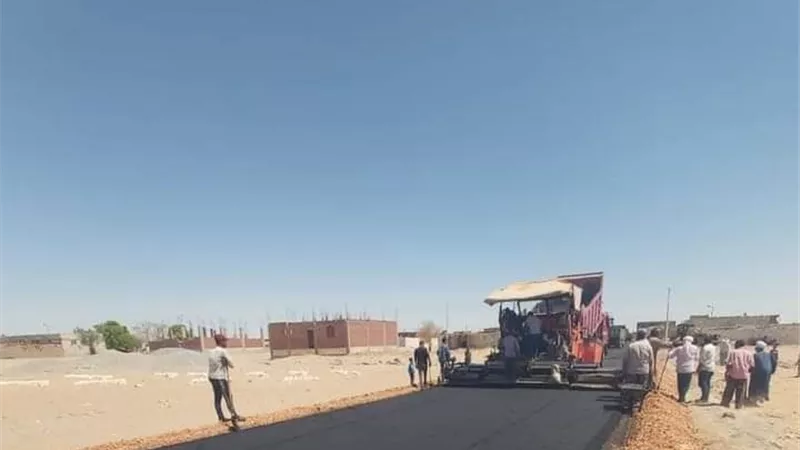 الانتهاء من رصف طرق القرى الداخلية بتكلفة ١٨ ونصف مليون جنيه بالخارجة