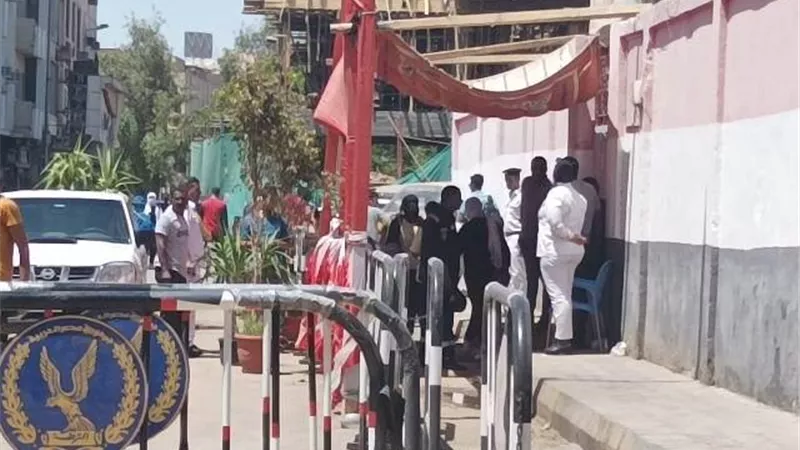 توافد طلاب الشعبة العلمية بتعليم القاهرة لاداء امتحان الجبر والهندسة الفراغية