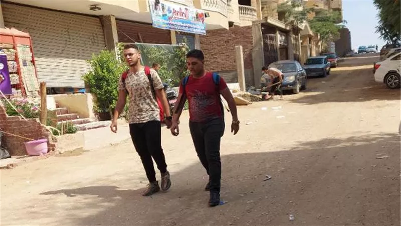 توافد طلاب العلمي بالثانوية العامة لاداء امتحان الجبر والهندسة الفراغية وهدوء أمام اللجان