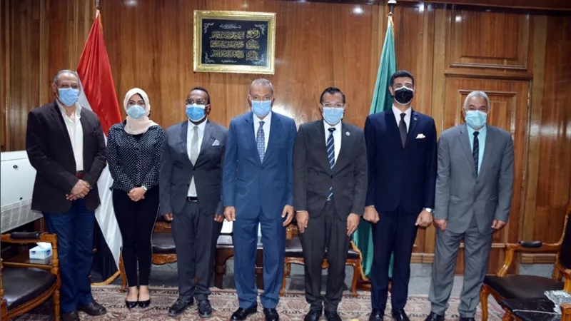 محافظ القليوبية يلتقي بمتدربى البرنامج الرئاسى في ختام زيارتهم للمحافظة