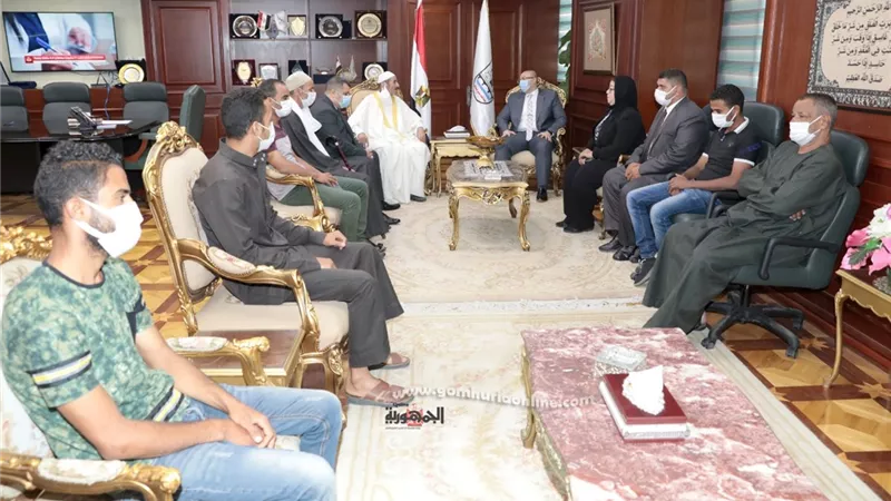 محافظ بني سويف يستقبل أسر المتوفين في حادث الإقليمي
