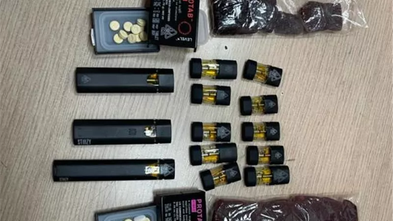ضبط طبنجة و50 طلقة واقراص مخدرة مع راكبين قادمين من فرنسا وامريكا بالمطار