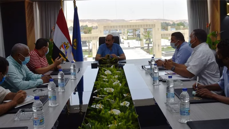 محافظ أسوان: تشكيل لجنة لدراسة أسباب برك الإسكان الإجتماعى بدراو