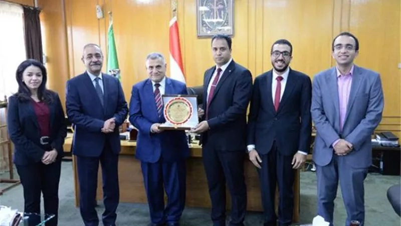 محافظ الإسماعيلية يكرم وفد متدربي البرنامج الرئاسي لتأهيل التنفيذيين للقيادة..صور