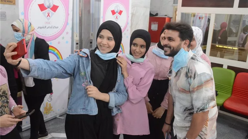 محمد رشاد يزور مركز أورام الفيوم ويطالب الفنانين بتقديم الدعم النفسى المعنوى.. صور