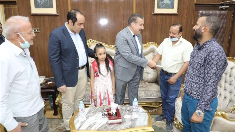محافظ المنوفية يستقبل رجل القطار وإبنته أصحاب واقعة #كمسرى_منوف