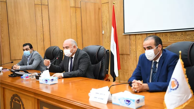 محافظ قنا يعلن مد فترة التعاقد لمدة عامين إضافيين لمستأجرى المعرض الدائم لمنتجات الشباب