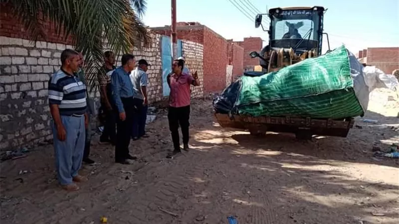 اخلاء ٤ مخازن خردة بمدينة الخارجة