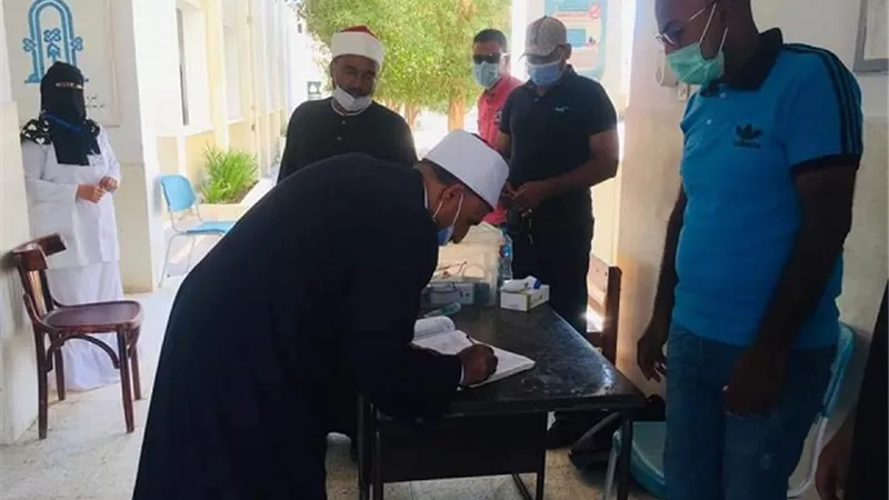 رئيس منطقة البحر الأحمر الأزهرية وموفد قطاع المعاهد الأزهرية يتابعان لجنة الثانوية..بالصور