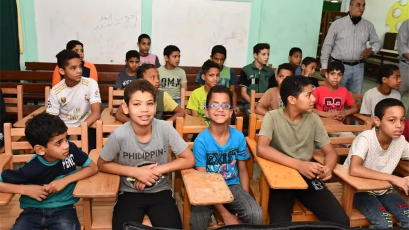 رئيس جامعة عين شمس يزور أبناء دار أيتام فاطمة الزهراء ويهنئهم بعيد الأضحى