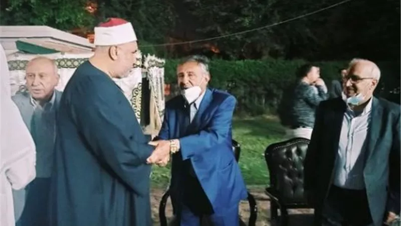 آل عثمان يتلقون واجب العزاء في جيهان السادات بالإسماعيلية