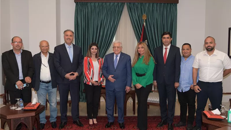 الرئيس أبو مازن يستقبل فريق عمل برنامج 
