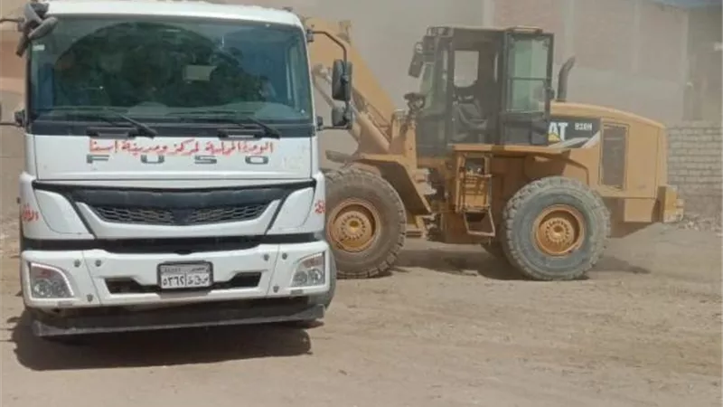 رفع ٣٥ طن اتربة ومخلفات فى حلة نزافة بإسنا جنوب الأقصر