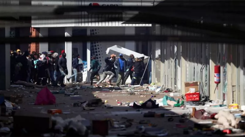 جنوب أفريقيا تعلن نشر 10 آلاف جندي لإنهاء أعمال النهب والعنف