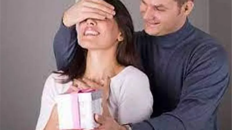 خبيرة إتيكيت: عيدية الزوج لزوجته تفضل أن تكون شيء شخصي