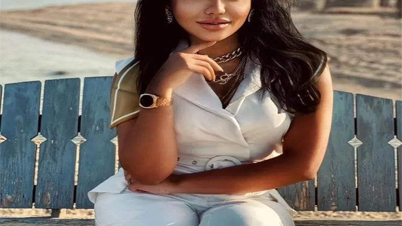 بالجمبسوت .. خلود عز تخطف الأنظار