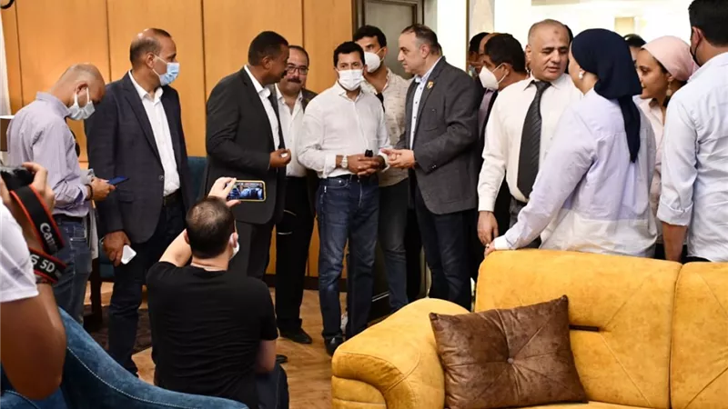 وزيرالشباب يتفقد نادي الشمس ويفتتح ٥ ملاعب ومبني اداري