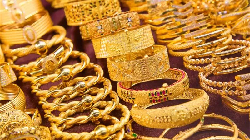 تراجع أسعار الذهب بالأسواق خلال تعاملات منتصف اليوم