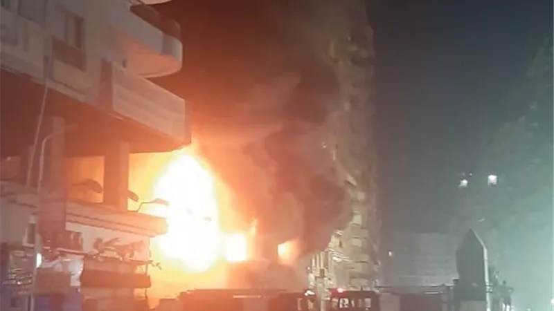 سكان عقار الطالبية المحترق يستغيثون برجال الحماية المدنية لإنقاذهم