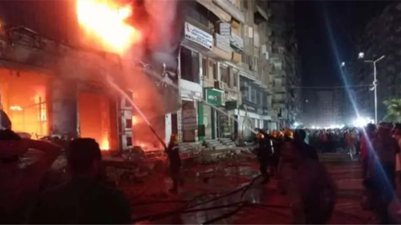 قوات الإنقاذ تنجح فى إخلاء جميع سكان عقار الطالبية المحترق