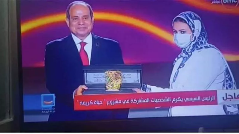 محافظ المنيا يهنئ موظفين بالتحول الرقمي عقب تكريمهما من الرئيس السيسى