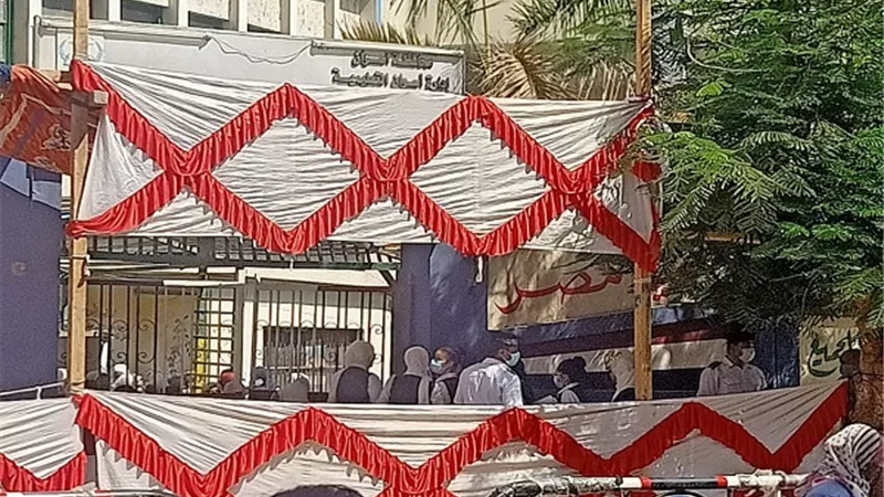 هدوء فى لجان ثانوية أسوان بمادة الكيمياء