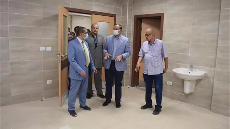 رئيس جامعة سوهاج يتابع التجهيزات النهائية لتشغيل المستشفى الجامعى الجديد.. بالصور