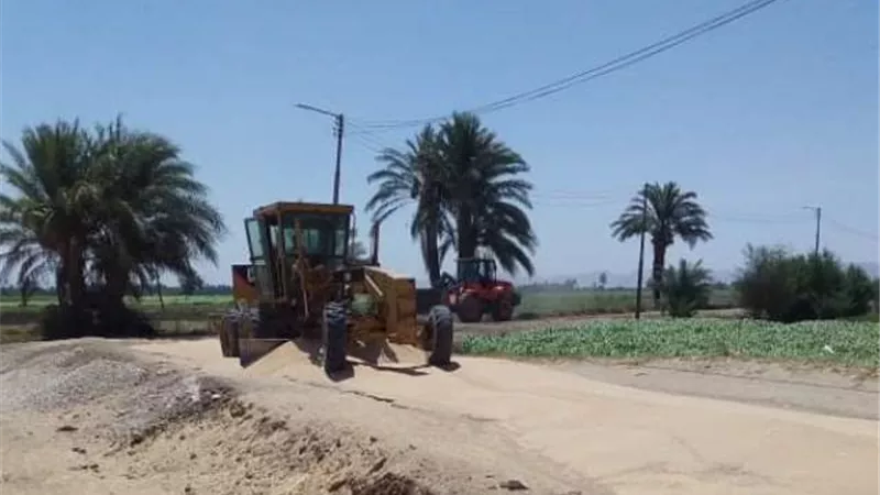 تمهيد طريق أبو قليعى بالتربة الزلطية بأرمنت جنوب غرب الأقصر