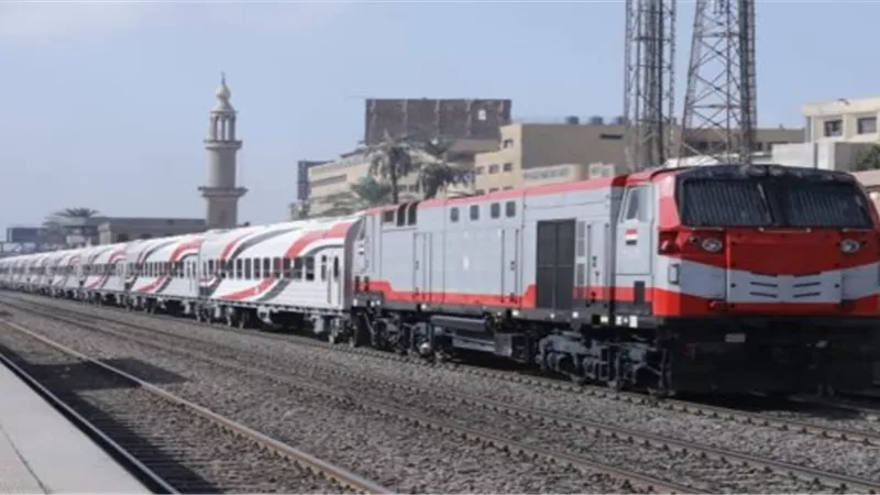 شاهد القطارات الجديدة أثناء التشغيل اليومي على خطوط السكك الحديدية