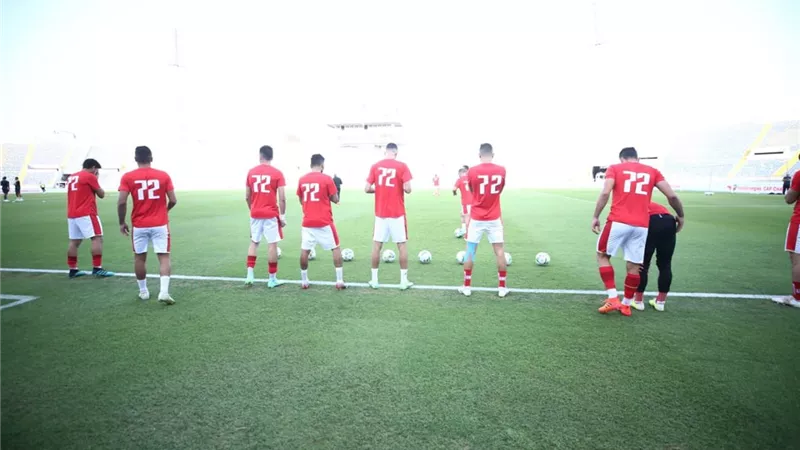 لاعبو الأهلى يجرون عملية الإحماء استعدادا للنهائى الافريقى