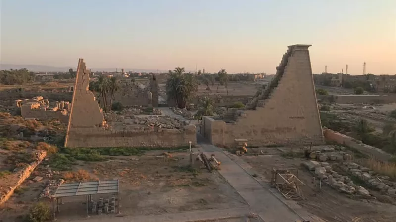 السياحة: إزالة ونش يحجب رؤية بانوراما الصرح التاسع بمعابد الكرنك