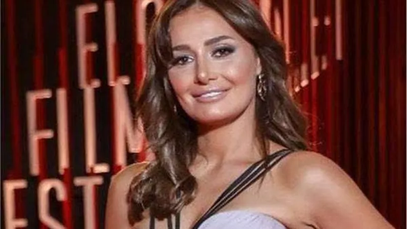 اشرف زكى عن حلا شيحة :