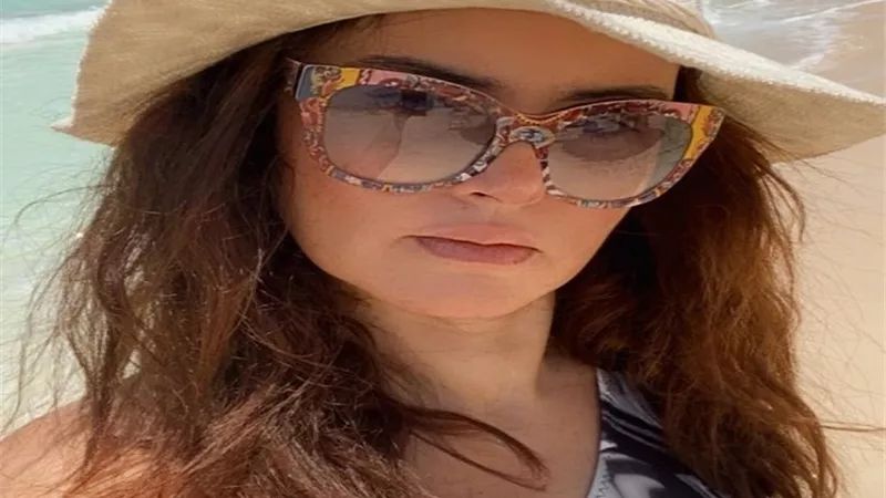 رشا مهدى تخطف الأنظار على البحر بإطلالة صيفية