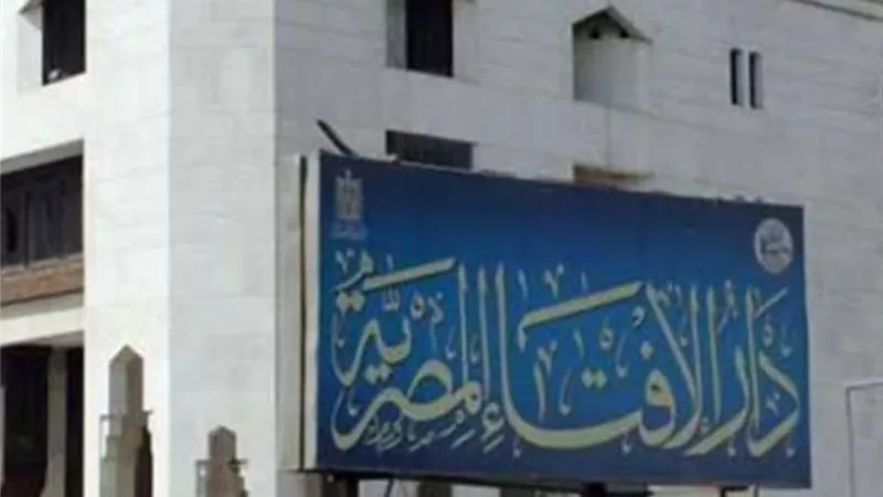 اقترض ولم يسدد ولم يزر قبر النبي فهل عمرته صحيحة .. الإفتاء تجيب