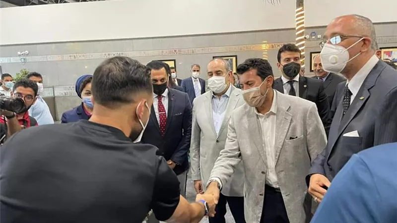 وزير الشباب يستقبل بعثة النادي الأهلي بمطار القاهرة الدولي