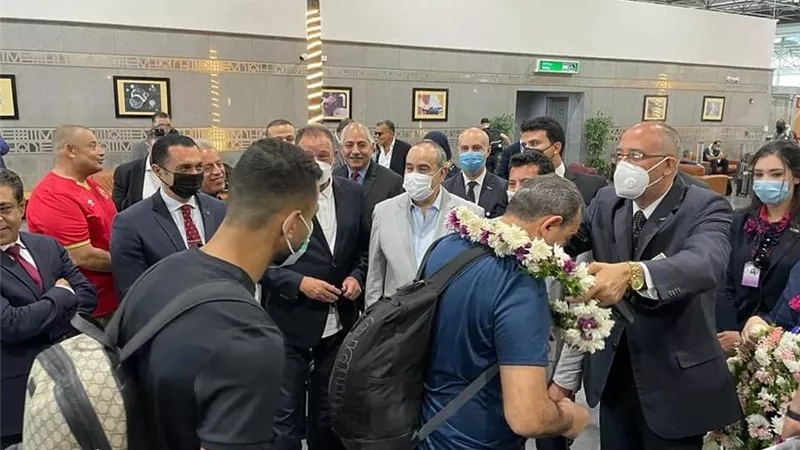 بالصور .. وزيرا الرياضة والطيران يستقبلان بعثة الأهلي بمطار القاهرة