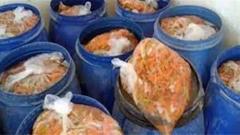 ضبط 20 طن ملح طعام ومخللات فاسدة في الإسماعيلية قبل عيد الأضحى ..صور