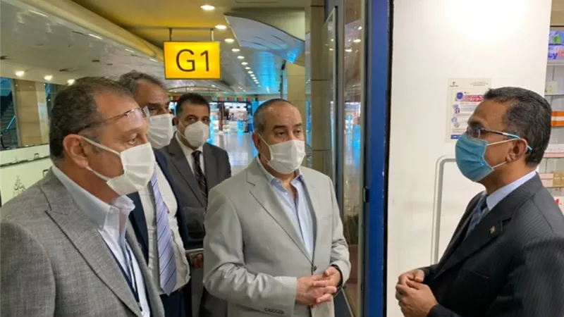 جولة تفقدية لوزير الطيران بمطار القاهرة لمتابعة حركة السفر