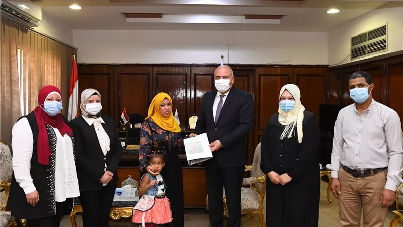 مكتب حماية الطفل ينجح في استخراج شهادة ميلاد إثبات نسب لطفلة بقنا