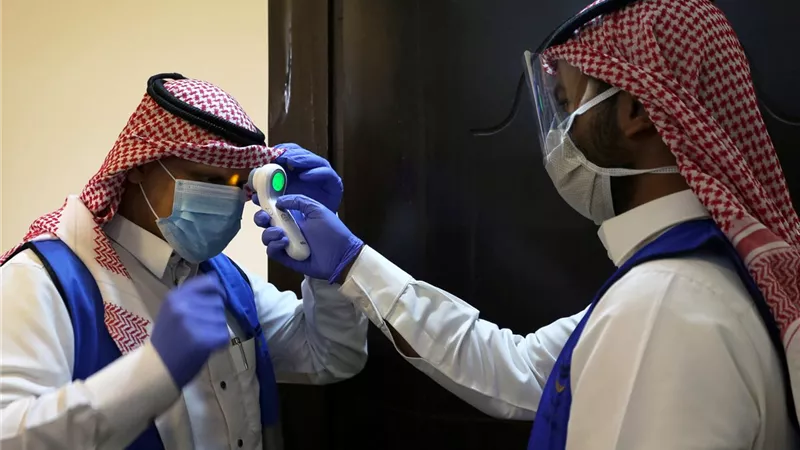 انخفاض إصابات ووفيات كورونا بالسعودية