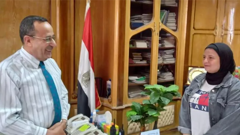 شوشه يستقبل طالبه العلمى التى استنجدت امس بوزير التربيه والتعليم نتيجه الغش بلجنتها