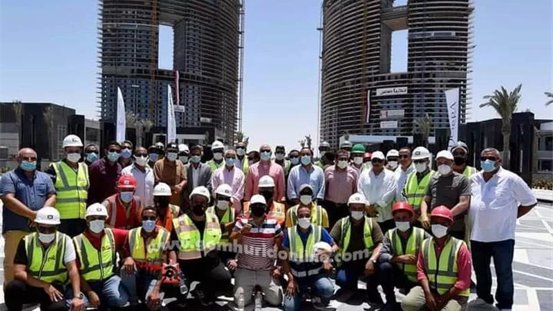 صناع الانجازات بالعلمين الجديدة يلتقطون الصور مع اعضاء الحكومه
