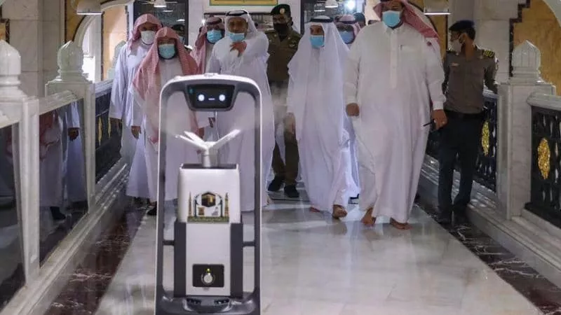 روبوتات ذكية لخدمة الحجاج وتوزيع الماء